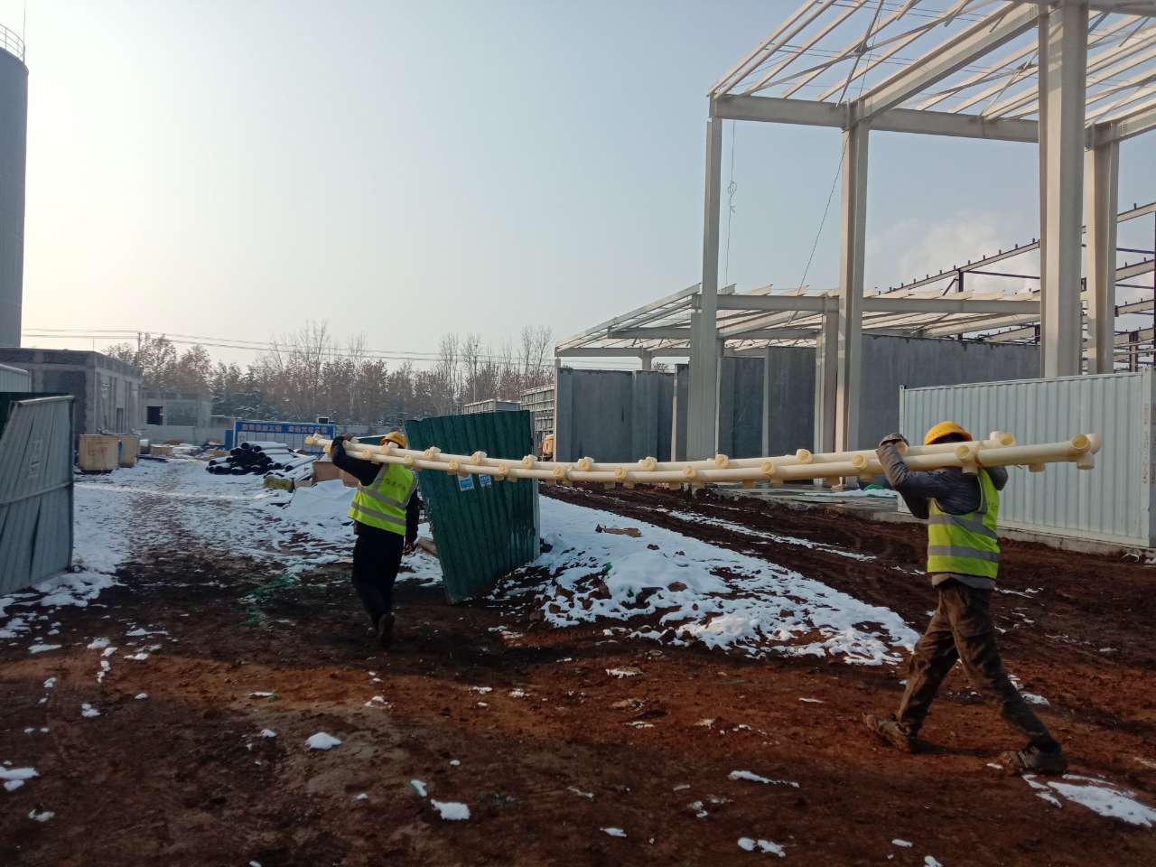 濟南(nan)雪蘤(hua)啤(pi)酒(jiu)工地大(da)雪后(hou)恢(hui)復(fu)施(shi)工(gong)