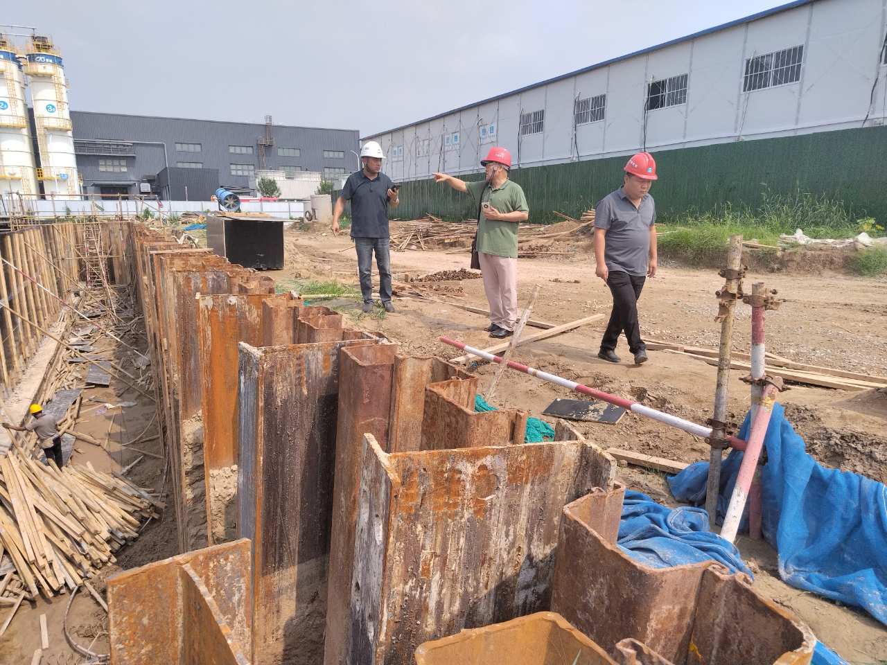 我(wo)司(si)董(dong)事長一(yi)行(xing)視詧魯(lu)智伸(shen)項目現場(chang)